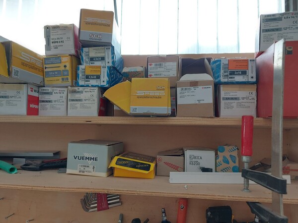6#8426 Banchi da lavoro con accessori e ricambi per mobili in vendita - foto 62