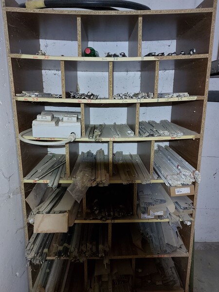 6#8426 Banchi da lavoro con accessori e ricambi per mobili in vendita - foto 66
