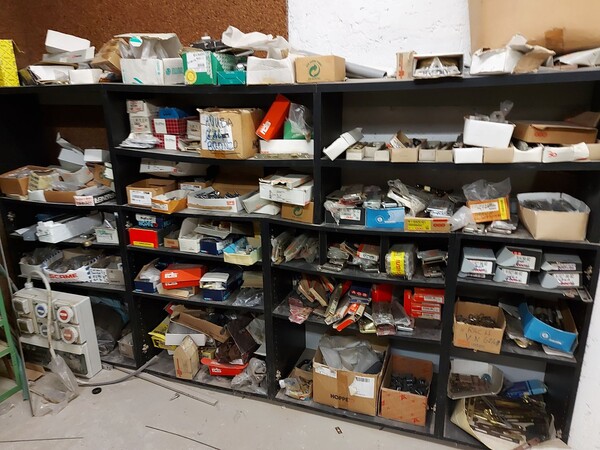 6#8426 Banchi da lavoro con accessori e ricambi per mobili in vendita - foto 68