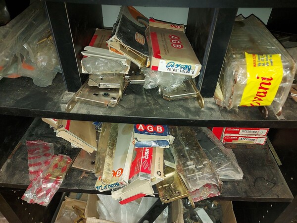 6#8426 Banchi da lavoro con accessori e ricambi per mobili in vendita - foto 70