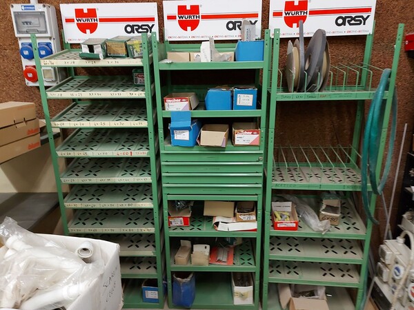6#8426 Banchi da lavoro con accessori e ricambi per mobili in vendita - foto 71