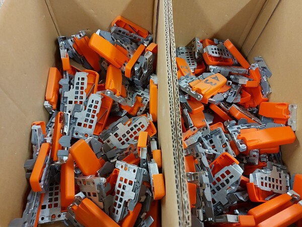 6#8426 Banchi da lavoro con accessori e ricambi per mobili in vendita - foto 75
