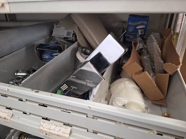 8#8439 Scaffalatura metallica e ricambi per l'idraulica in vendita - foto 2