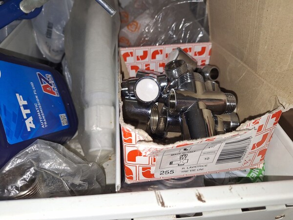 8#8439 Scaffalatura metallica e ricambi per l'idraulica in vendita - foto 3