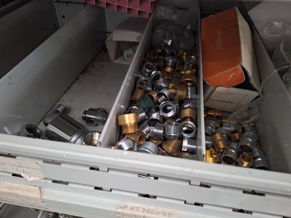 8#8439 Scaffalatura metallica e ricambi per l'idraulica in vendita - foto 5