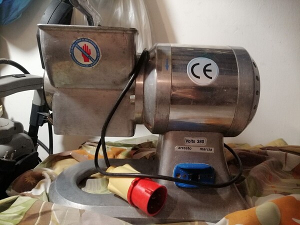 11#8448 Grattugiera professionale Volt 380 in vendita - foto 1