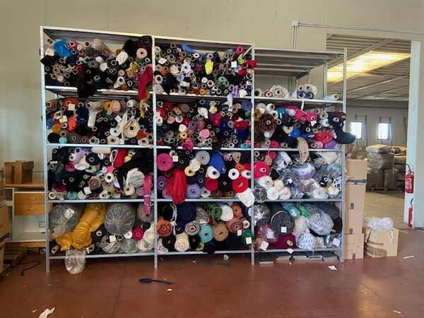 5#8448 400 rotoli di tessuti vari in vendita - foto 1