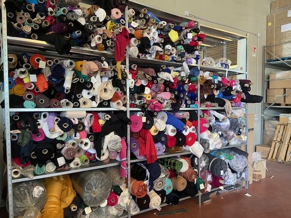 5#8448 400 rotoli di tessuti vari in vendita - foto 2