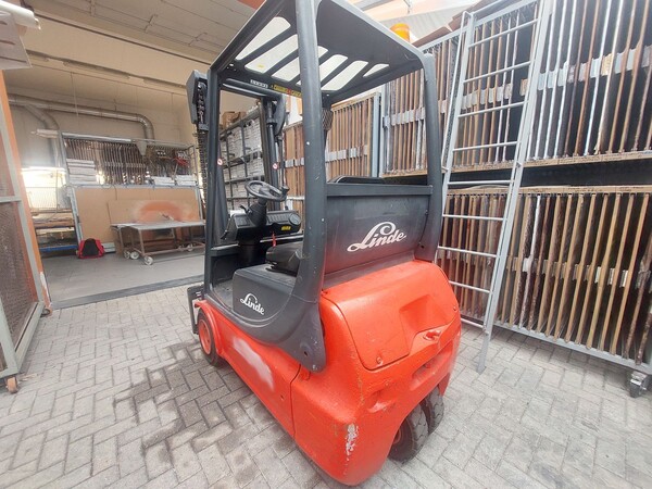 58#8449 Carrello elevatore elettrico Linde in vendita - foto 5