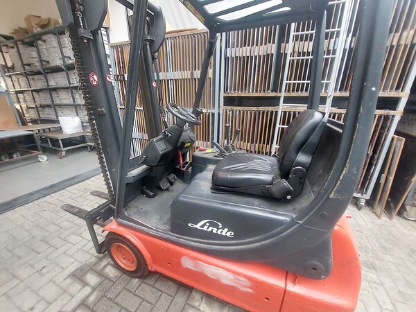 58#8449 Carrello elevatore elettrico Linde in vendita - foto 7