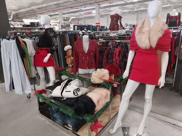 10#8450 Abbigliamento uomo donna bambino in vendita - foto 1