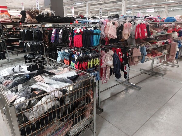 10#8450 Abbigliamento uomo donna bambino in vendita - foto 3