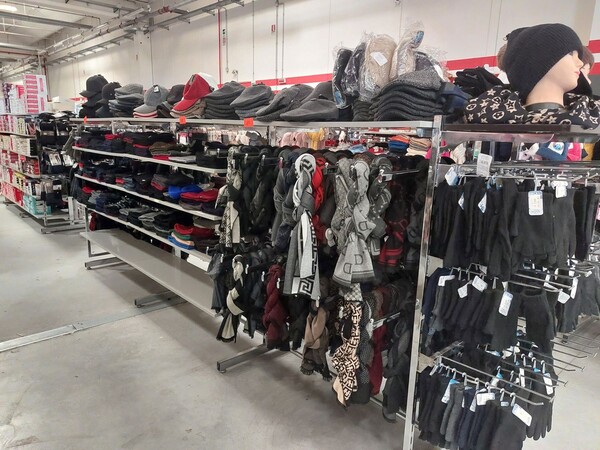 10#8450 Abbigliamento uomo donna bambino in vendita - foto 5