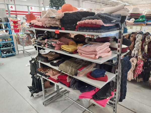 10#8450 Abbigliamento uomo donna bambino in vendita - foto 8