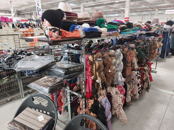 10#8450 Abbigliamento uomo donna bambino in vendita - foto 9