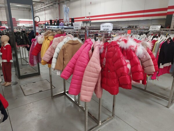 10#8450 Abbigliamento uomo donna bambino in vendita - foto 12