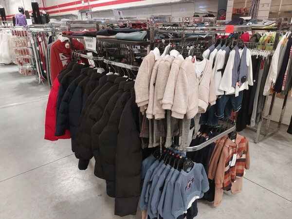 10#8450 Abbigliamento uomo donna bambino in vendita - foto 14