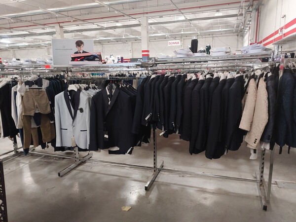 10#8450 Abbigliamento uomo donna bambino in vendita - foto 16
