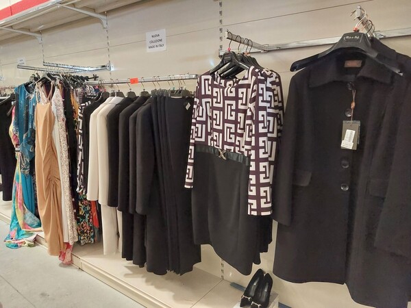 10#8450 Abbigliamento uomo donna bambino in vendita - foto 17