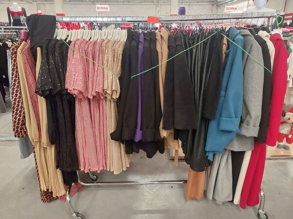 10#8450 Abbigliamento uomo donna bambino in vendita - foto 19
