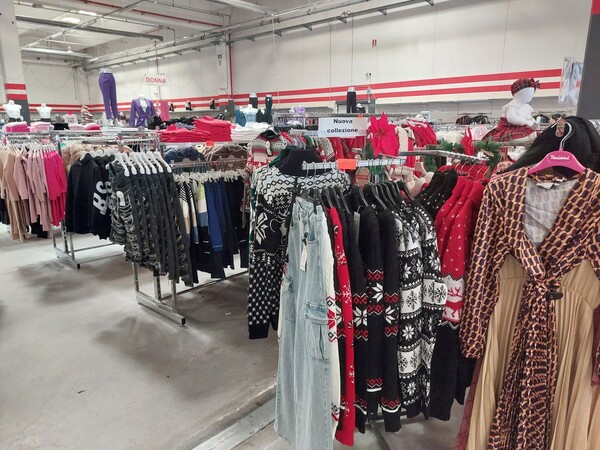 10#8450 Abbigliamento uomo donna bambino in vendita - foto 20