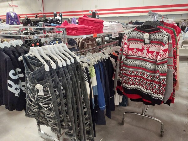 10#8450 Abbigliamento uomo donna bambino in vendita - foto 21