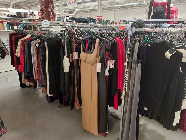 10#8450 Abbigliamento uomo donna bambino in vendita - foto 22