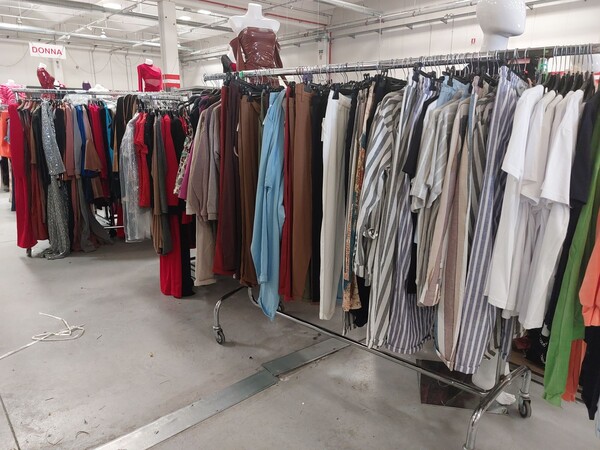 10#8450 Abbigliamento uomo donna bambino in vendita - foto 23