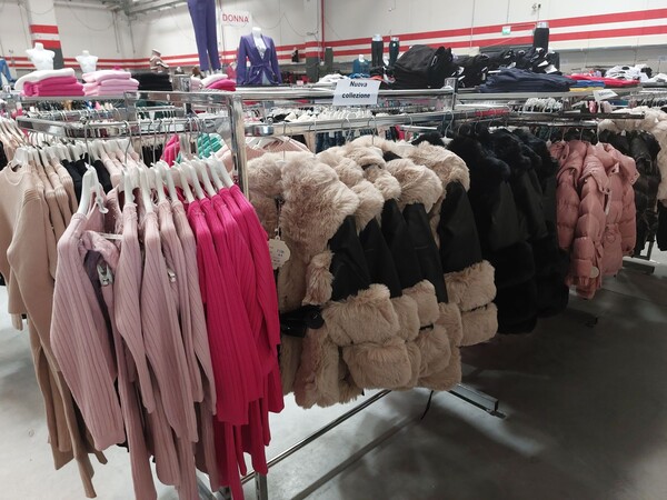 10#8450 Abbigliamento uomo donna bambino in vendita - foto 24