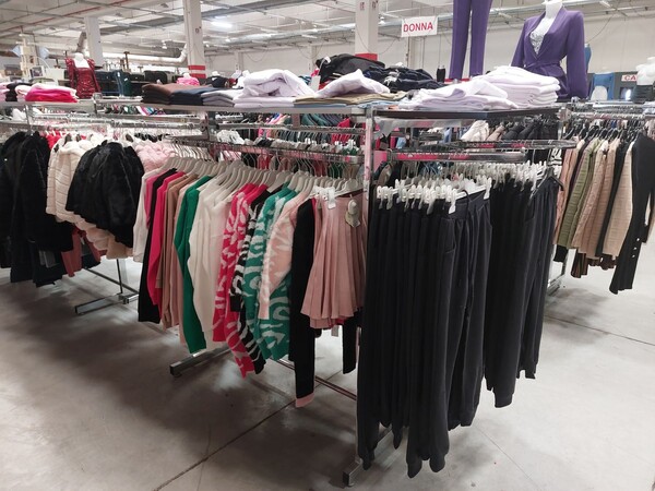 10#8450 Abbigliamento uomo donna bambino in vendita - foto 27