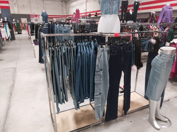 10#8450 Abbigliamento uomo donna bambino in vendita - foto 29