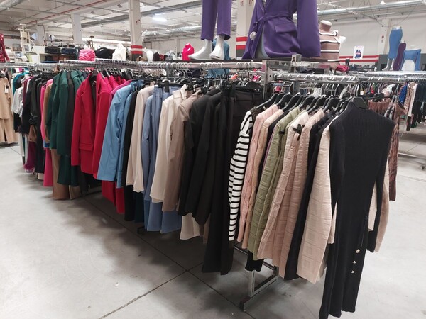 10#8450 Abbigliamento uomo donna bambino in vendita - foto 30