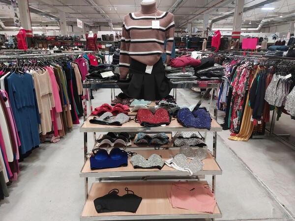 10#8450 Abbigliamento uomo donna bambino in vendita - foto 31