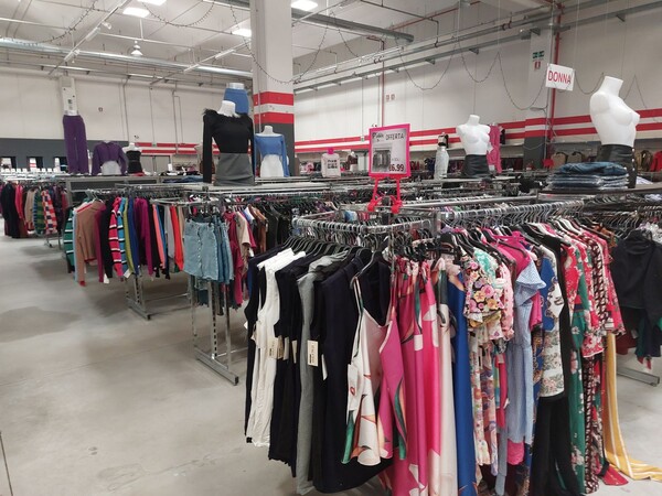 10#8450 Abbigliamento uomo donna bambino in vendita - foto 32