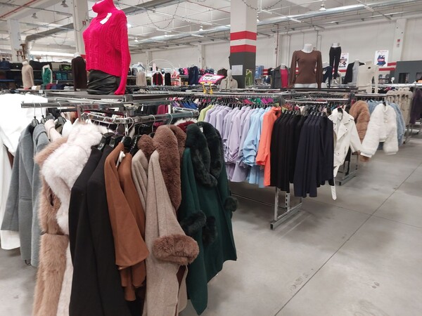 10#8450 Abbigliamento uomo donna bambino in vendita - foto 33