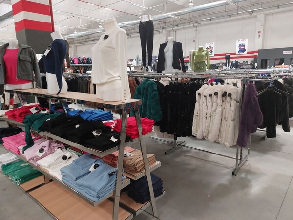 10#8450 Abbigliamento uomo donna bambino in vendita - foto 34