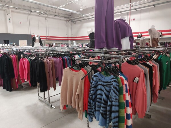 10#8450 Abbigliamento uomo donna bambino in vendita - foto 35