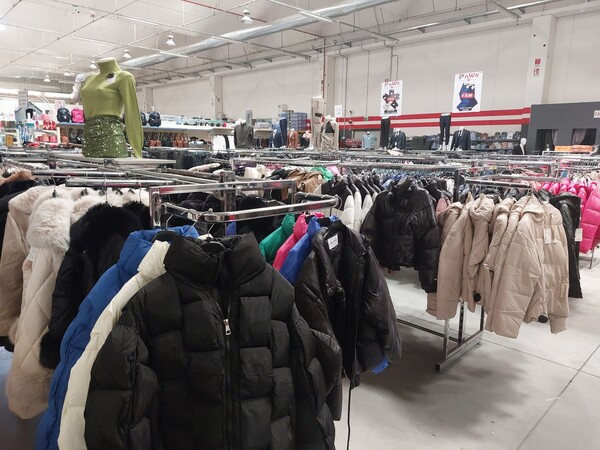 10#8450 Abbigliamento uomo donna bambino in vendita - foto 36