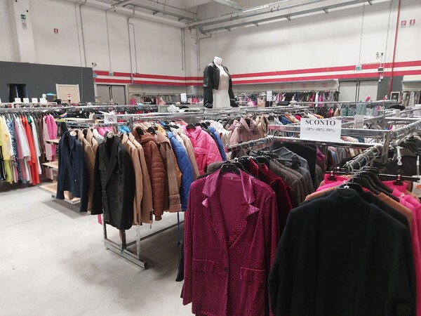 10#8450 Abbigliamento uomo donna bambino in vendita - foto 37