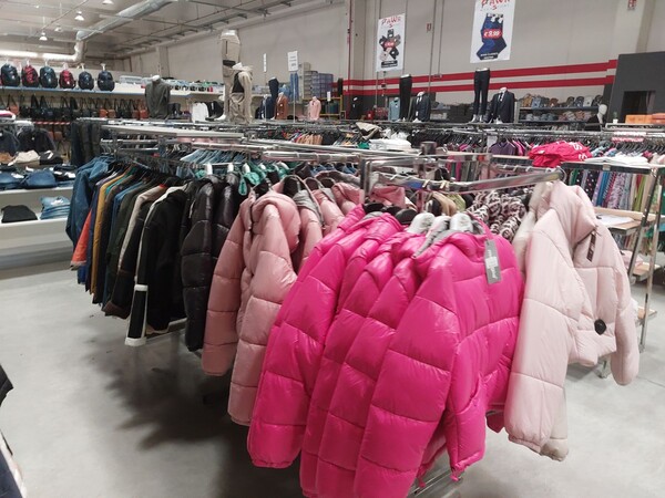 10#8450 Abbigliamento uomo donna bambino in vendita - foto 38