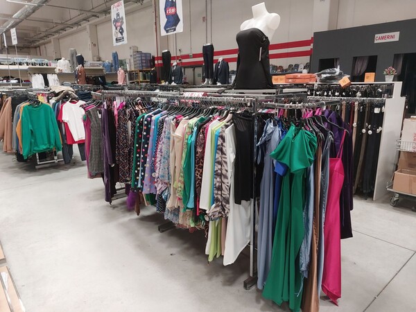 10#8450 Abbigliamento uomo donna bambino in vendita - foto 40