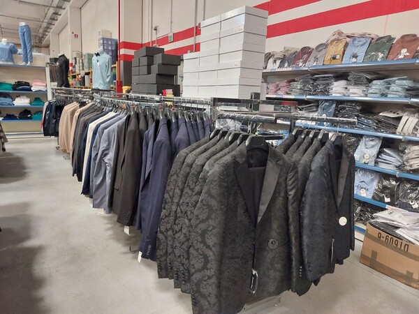 10#8450 Abbigliamento uomo donna bambino in vendita - foto 42