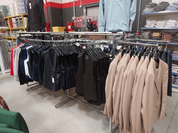10#8450 Abbigliamento uomo donna bambino in vendita - foto 44