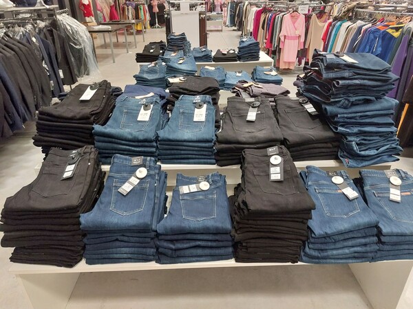 10#8450 Abbigliamento uomo donna bambino in vendita - foto 45