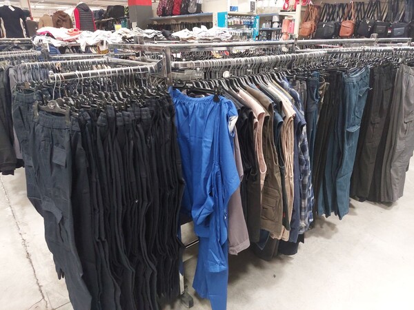 10#8450 Abbigliamento uomo donna bambino in vendita - foto 46