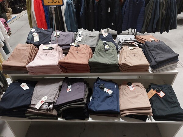 10#8450 Abbigliamento uomo donna bambino in vendita - foto 47