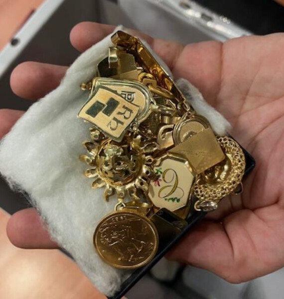 5#8453 Ciondoli e spille in oro 750 in vendita - foto 1