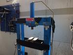 Image 1 - Hydraulic press - Lot 28 (Auction 846)