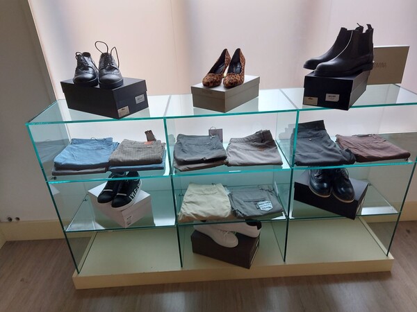 1#8466 Abbigliamento e calzature in vendita - foto 7