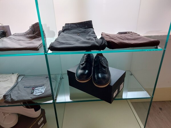 1#8466 Abbigliamento e calzature in vendita - foto 11
